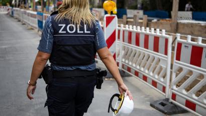 Symbolbild: IG BAU/Tobias Seifert
Zoll soll unsaubere Machenschaften stärker ins Visier nehmen: Die IG BAU fordert einen größeren 
Kontrolldruck, um Mindestlohnbetrug und Mindestlohntricksereien aufzudecken.