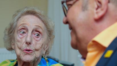 Bild: Wolfgang Steinbacher
Bürgermeister Martin Preuß gratuliert Margot Siebenhaar im Namen der Stadt Amberg zu ihrem 95. Geburtstag.