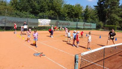 Bild: Barbara Püschel/exb 
Die Teilnehmer der Ferienaktion lernten viel über die Grundlagen beim Tennis.