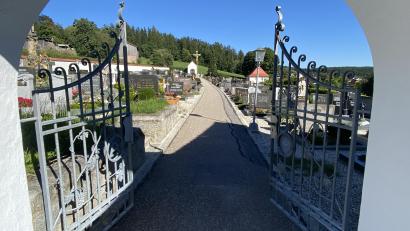 Bild: Josef Glas
Der Friedhof Tännesberg soll mit einer Lautsprecheranlage ausgestattet werden.