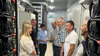 Bild: SPD Schnaittenbach
Auf großes Interesse stieß bei den Besuchern des Solarparks die Batteriespeicheranlage, die in einem Container untergebracht ist.