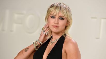 Bild: Jordan Strauss/Invision/AP/dpa
Traumatische Erfahrung: In einer Folge der Hitserie „Black Mirror“ erlebt Miley Cyrus die Schattenseiten des Popstar-Lebens - bei den Dreharbeiten erfährt sie im realen Leben einen Schicksalsschlag.