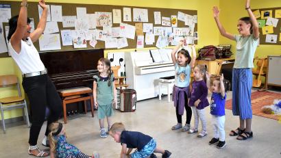 Bild: rgr
Viel Spaß haben die Kinder bei der Klanggeschichte der Moldau und mit weiteren Spielen unter der Regie von Musikvereinsvorsitzender Lilia Gette.