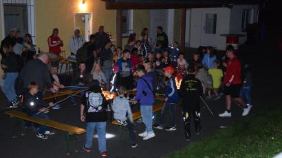 Bild: fla
Nach der Wanderung dürfen die Kinder Bratwürste am Lagerfeuer grillen.