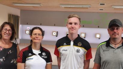 Bild: Kellner
Nachwuchs-Bundestrainerin Jördis Grabe (Zweite von links) mit Andreas Bäumler (Zweiter von rechts) und Renate Kellner (links) und Michael Beierl (rechts) von den Oberlinder Schützen.