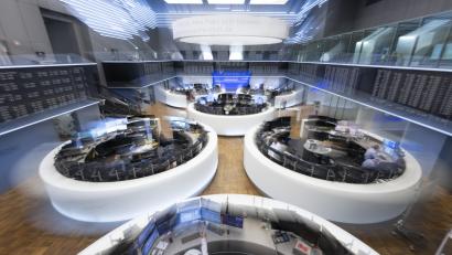 Symbolbild: Boris Roessler
Aktienhändler arbeiten im Handelssaal der Deutschen Börse: Die Aktienmärkte in Europa haben zuletzt geschwankt.