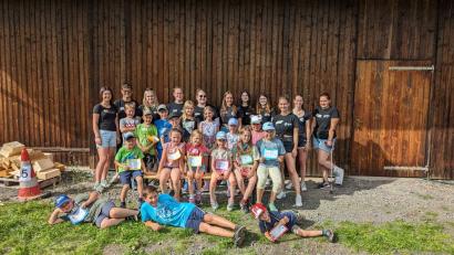 Bild: kro/exb
Die KLJB Schwarzenbach veranstaltete im Ferienprogramm ein „Spiel ohne Grenzen“. 17 Kinder nahmen teil.