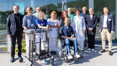 Bild:  Johanna Foitzik/exb
Der Vorstand des Fördervereins um Vorsitzenden Andreas Wopperer (links) übergab die Spenden an die Vertreter des Krankenhauses.