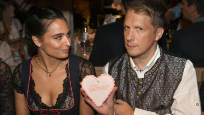 Bild: Felix Hörhager/dpa
Der Comedian Oliver Pocher und seine Noch-Ehefrau Amira feiern im Käfer-Zelt auf dem Oktoberfest (2022).