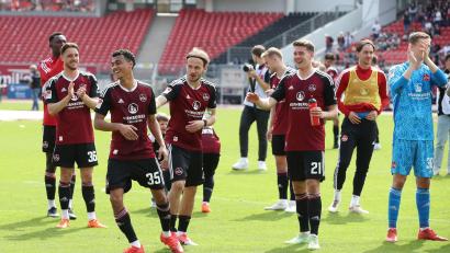 Bild: Sportfoto Zink / Daniel Marr
Nach dem 2:0 gegen Düsseldorf und seinem Premierenetreffer wurde Nathaniel Brown (Nummer 35) vor der Nordkurve von den Fans und Mitspielern gefeiert.