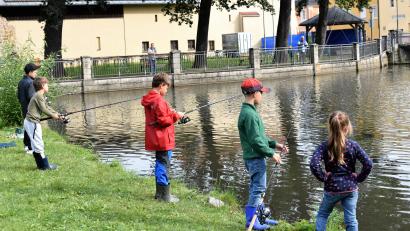 Bild: rgr
Wegen des "Schnupperangelns" herrscht reges Treiben am Stadtweiher in Grafenwöhr.