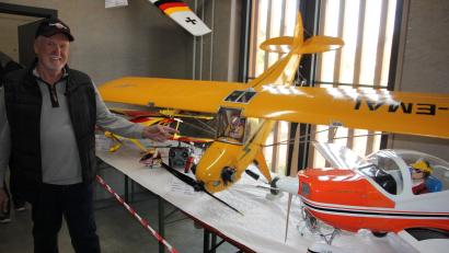 Bild: kro
Stolz präsentiert Herbert König seine Piper J3, die er maßstabgetrau zusammengebaut hat. Sie ist natürlich auch flugfähig.