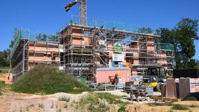 Bild: bö
Der Bau von Rathaus und Kindergarten in der neuen Mitte in Ebermannsdorf schreiten gut voran. Nun ist Richtfest gefeiert worden.