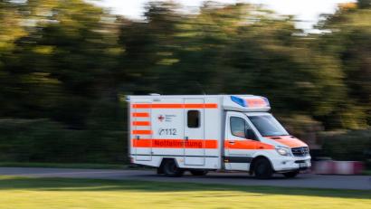 Symbolbild: Fernando Gutierrez-Juarez/dpa-Zentralbild/ZB/Symbolbild
Ein Rettungswagen fährt zu einem Einsatz.