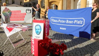 Bild: Wolfgang Steinbacher
Das Bündnis gegen das Vergessen erinnerte bei einer Mahnwache am Marktplatz an Klaus-Peter Beer.
