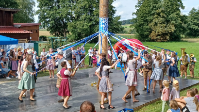 Bild: rab
Groß und Klein freuen sich über die Tänze und die Gaudi der Ebersbacher Kirwapaare, hier beim Bandltanz.