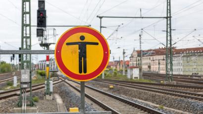 Bild: Bundespolizei/exb
Wer verbotenerweise den Gleisbereich betritt, setzt sich lebensbedrohlichen Gefahren aus