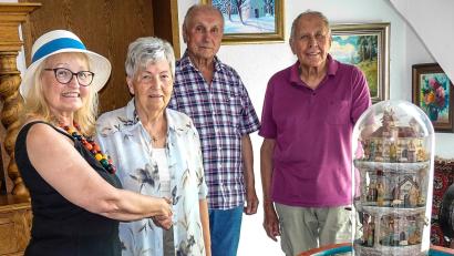 Bild: Wolfgang Fischotter/exb
Marianne Stangl (links), Fred Mehler und Horst Haidl (von rechts) holten die Grulicher Glassturzkrippe bei der Spenderin Monika Werner (Zweite von links) persönlich ab. Bei der Großen Krippenausstellung wird sie erstmals der Öffentlichkeit präsentiert.