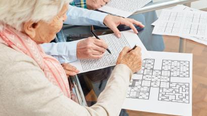 Archivbild:  Robert Kneschke
„Alles, was das Gehirn anstrengt, alles Neue trainiert unsere Gehirnzellen“, sagt Gedächtnistrainerin Daniela Thoma.