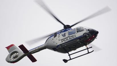Bild: Robert Michael/dpa-Zentralbild/ZB/Symbolbild
Ein Polizeihubschrauber fliegt bei einem Sucheinsatz über eine Stadt.