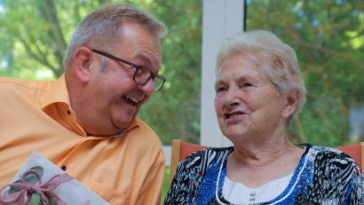 Bild: Wolfgang Steinbacher
Bürgermeister Martin Preuß gratulierte im Namen der Stadt Amberg Theresia Kölbl aus Raigering zum 90. Geburtstag.