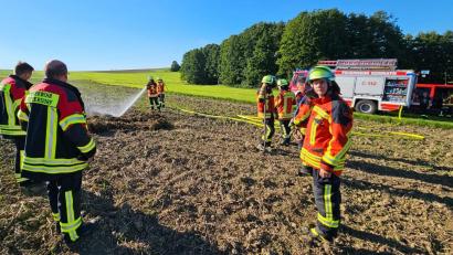 Bild: mde
Den Ballenbrand "Am Läufer" haben die Einsatzkräfte der Kemnather Feuerwehr schnell gelöscht.