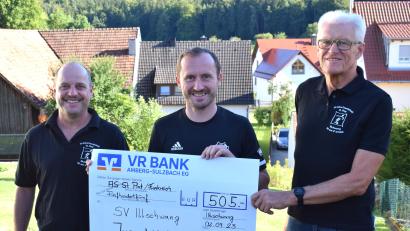 Bild: no
Die Spende aus Frankreich übergeben Georg Graf (links) und Karl Burger (rechts) für den Freundeskreis St. Piat an Martin Luber, den Vorsitzenden des SV Illschwang.