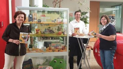 Bild: Elke Burger/exb
In der Kemnather Sparkassen-Filiale hat die Fairtrade-Steuerungsgruppe eine Vitrine mit Fairtrade-Produkten bestückt.
