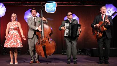 Bild: Hirsch
„Conny und die Sonntagsfahrer“ begeistern das Publikum beim Zelt- und Kulturfestival mit Kultschlagern aus den fünfziger und sechziger Jahren.