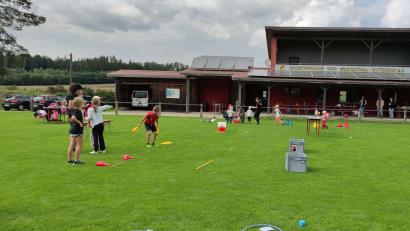 Bild: Daniela Hechtl/exb
Die Sportfreunde Weidenthal verwandelten die Sportanlage zum Ferienprogramm in einen Spielplatz.