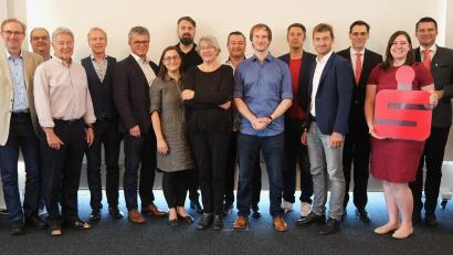 Bild: Hirsch
Die Vertreter der Preisträger stellten den Jurymitgliedern ihre Projekte zum Thema "Förderung der digitalen Kompetenz in der Gesellschaft" vor. Die Sparkassenstiftung hatte sie mit einem Betrag von 13.900 Euro gefördert.