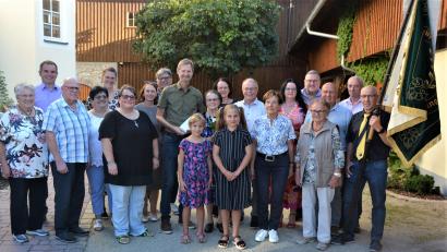 Bild: jr
Inge Röckl (Mitte, mit Blumen) feierte ihren 85. Geburtstag. Glückwünsche gab es von der Familie, Bürgermeister Max Bindl (rechts neben der Jubilarin), Pfarrgemeinderatssprecherin Petra Günthner (Sechste von links) sowie einer Delegation des SV Steinmühle, der unter anderem auch Fahnenträger Josef Bauer (rechts) angehörte.
