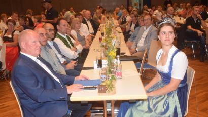 Bild: fz
Mit deutlichen Worten beim Nordoberpfälzer Bauerntag. Die Bayerische Milchprinzessin Philomena Mögele und der Präsident der Deutschen Milchbauern Karsten Schmal (vorne von rechts).