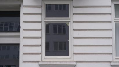 Symbolbild: Marcus Brandt/dpa
In Weiden hat ein Mann nackt am Fenster seiner Wohnung posiert, ehe zwei Frauen Anzeige erstatteten.