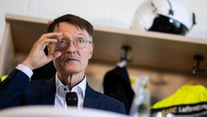 Bild: Sebastian Christoph Gollnow/dpa
Bundesgesundheitsminister Karl Lauterbach (SPD) hat an die Staatsregierung appelliert, ihren Widerstand gegen die von ihm vorgelegte Krankenhausreform aufzugeben.