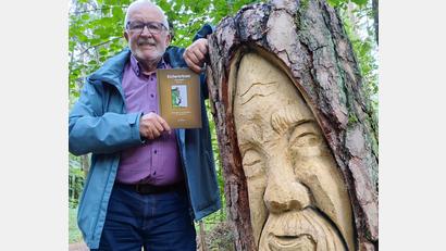 Bild: gm
Der urige, mächtige Wurzelsepp, inmitten der Oberpfälzer Natur, passt treffend zum Buchtitel, wie auch zum Künstler Dieter Walter selbst.