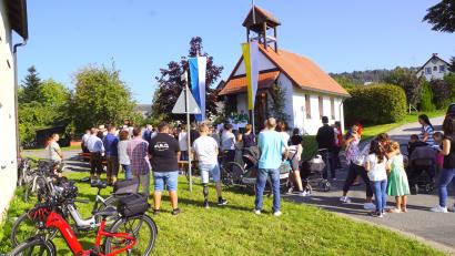 Bild: bkr
Zur Dorfkirchweih hatten sich nicht nur die Bewohner von Döberein vor der Kapelle eingefunden. Den Gottesdienst zelebrierte Pfarrer Markus Bruckner.