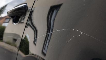 Symbolbild: Swen Pförtner/dpa
Zwar nicht, wie hier auf diesem Symbolbild, am Kotflügel, dafür aber an der Motorhaube und der Frontscheibe hat ein Unbekannter Kratzer an einem Auto in Amberg hinterlassen.