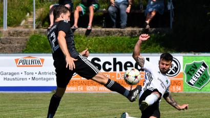 Bild: Nachtigall
Der Reuther Manuel Zeitler (rechts) fährt gegen Felix Sommer von der SpVgg Schirmitz die Grätsche aus. Der TSV Reuth gewann sein Heimspiel mit 2:0.