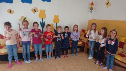 Bild: Nadine Plößl/exb
Zwölf Kinder trafen sich unter dem Motto "Singen, tanzen, spielen" im Unterrichtsraum von Nadine Plößl in Rottendorf.