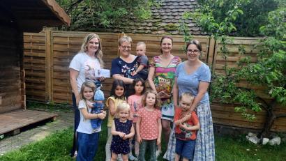 Bild: sei
Susanne Hausmann (hinten, Zweite von links) und Susanne Stark (hinten, rechts) freuen sich über eine Spende der Krabbelgruppe Mantel unter Leitung von Tiffany Kindl (hinten, Zweite von rechts)