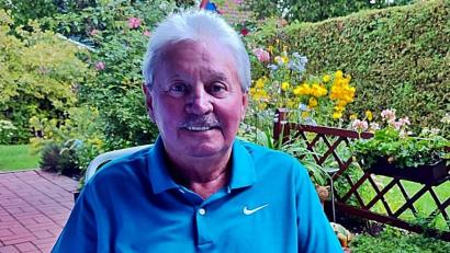 Bild: R. Kreuzer
Hans Forster vor den geputzten Eierschwammerln.