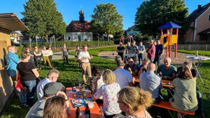 Bild: Hans Walter/exb
CSU-Landtagsabgeordneter Tobias Reiß (Mitte) stellte sich beim Grillabend des CSU-Ortsverbandes den Fragen der Kastler Bürger.