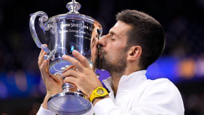 Bild: Manu Fernandez/AP/dpa
Novak Djokovic küsst die Meisterschaftstrophäe.