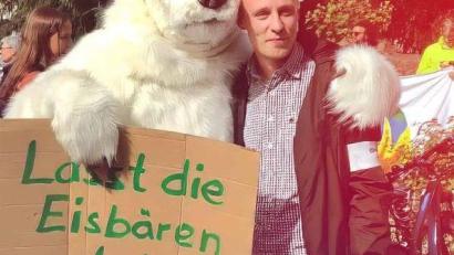 Bild: Kraus/exb
Tobias Kraus (rechts), Landtagskandidat für die Linke im Stimmkreis Weiden, posiert mit einem "Eisbären".