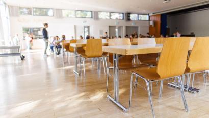 Bild: Philipp von Ditfurth/dpa
Eine Schulmensa in Freiburg. In städtischen Grundschulen und auch in Kitas gibt es nur noch ein vegetarisches Einheitsmenü.