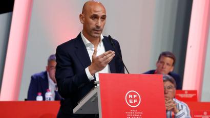 Bild: Rfef/EUROPA PRESS/dpa
Der nach dem Kuss-Skandal umstrittene Luis Rubiales hat seinen Rücktritt als Präsident des spanischen Fußballverbandes RFEF angekündigt.