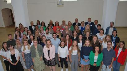 Bild: gsp
Die 39 Lehramtsanwärterinnen und -anwärter nach der Vereidigung im König-Ruprecht-Saal des Amberger Landratsamt mit ihren Seminarlehrkräften, der Leitung des Staatlichen Schulamts sowie Ambergs Bürgermeister Martin Preuß und dem stellvertretendem Landrat Stefan Braun.