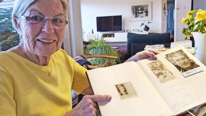 Bild: Lowak
Margot Beer blättert auch heute noch gerne in ihrem Gästebuch. Auf der rechten Seite des Buchs klebt eine Autogrammkarte von Schauspieler Hans Borody, der während eines Drehs auf der Burgruine Flossenbürg im "Landhaus Letzau" gewohnt hat.