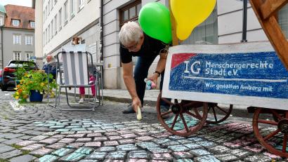 Bild: Petra Hartl
Die IG Menschengerechte Stadt machte es im August vor. Parkplätze können auch für andere Zwecke als das Abstellen von Autos benutzt werden. Für ihre Aktion hatte die IG ordnungsgemäß Parktickets aus dem Automaten gezogen.